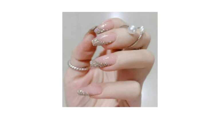 Colonia Nails salon me stylish manicure aur pedicure karte hue