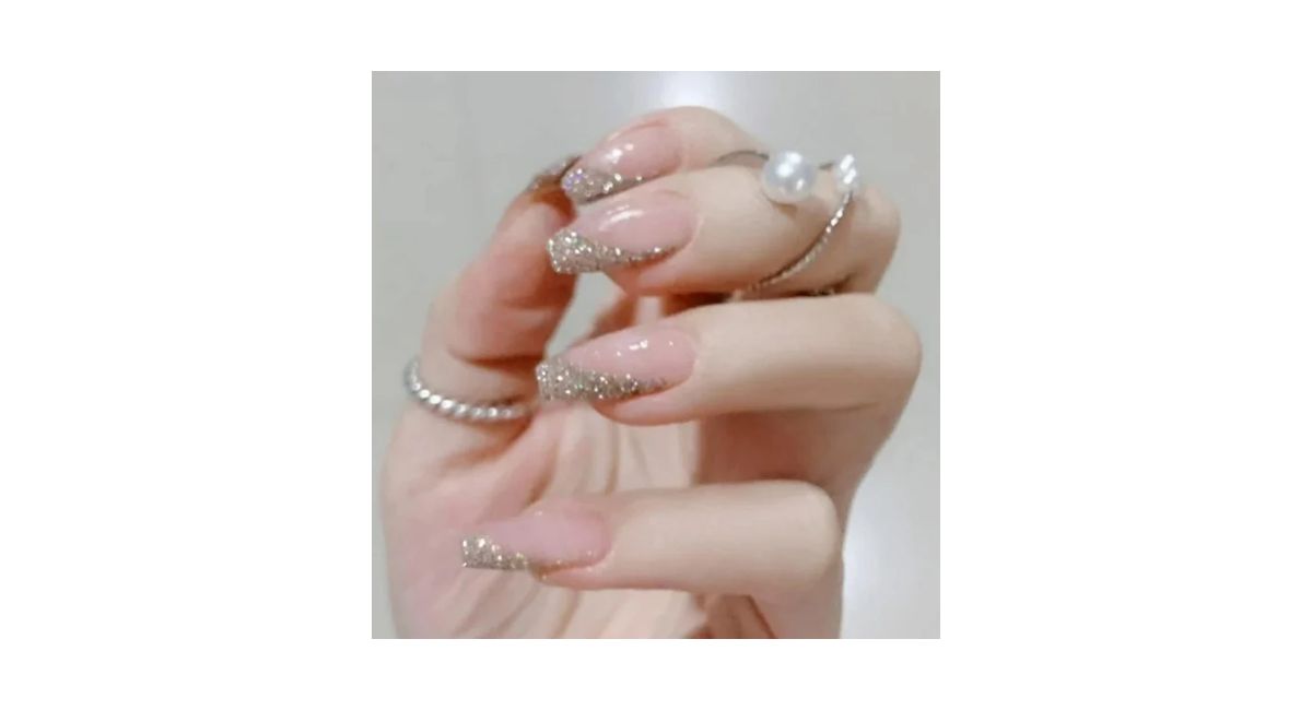 Colonia Nails salon me stylish manicure aur pedicure karte hue